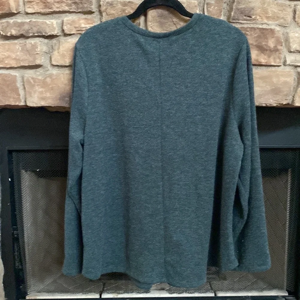 NWT Cure hi-low green sweater with wooden button detail. Size 2XL - Picture 5 of 8